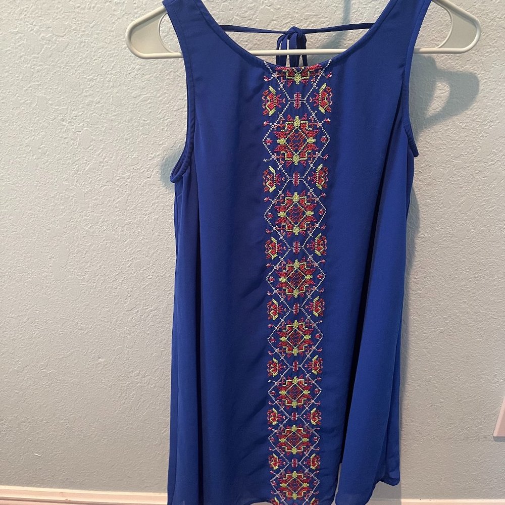 Sleeveless dress with tie at the neck